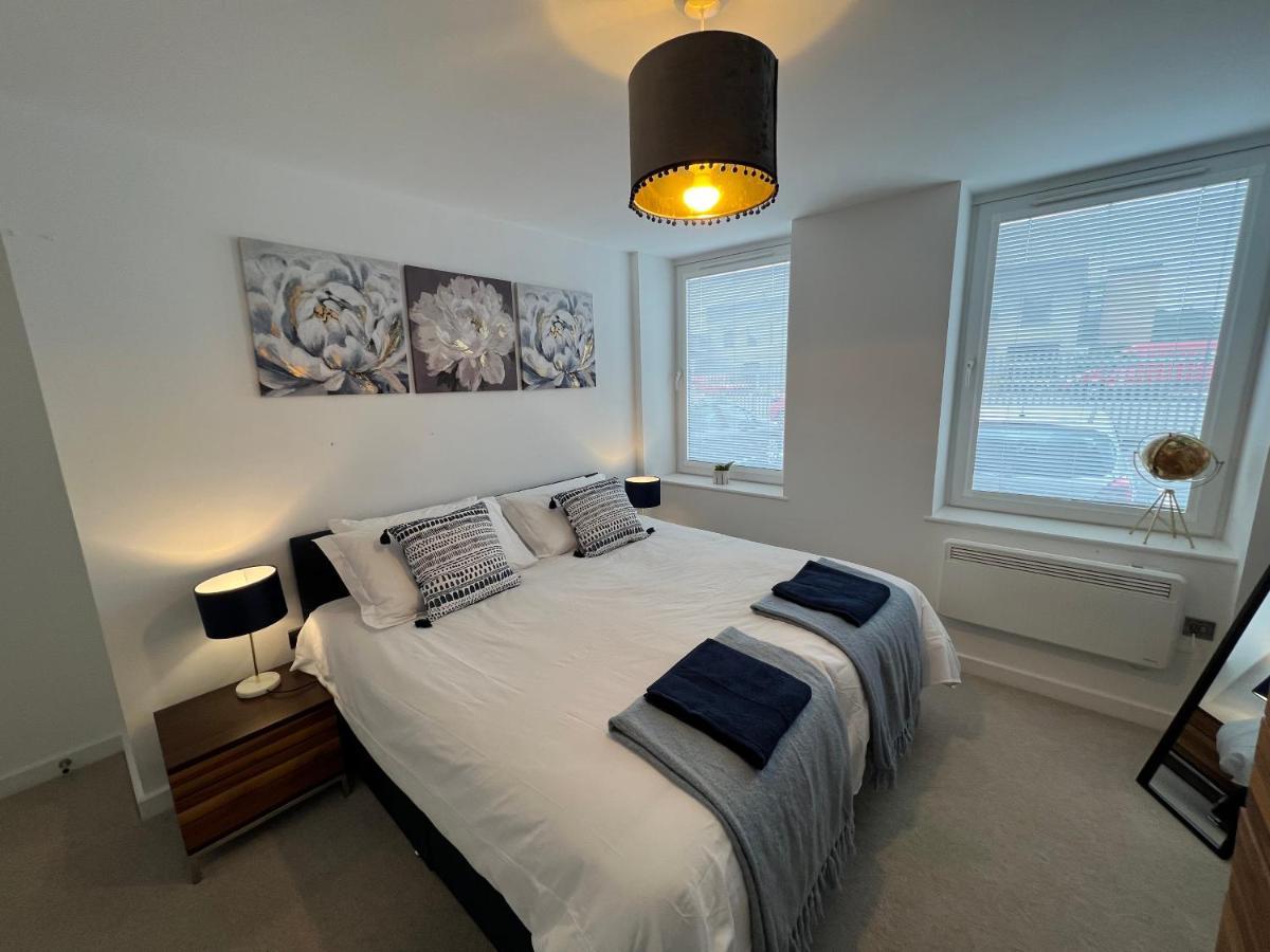 Modern 2 Bedroom Apt Sleeps 6 - Near Глостер Екстер'єр фото