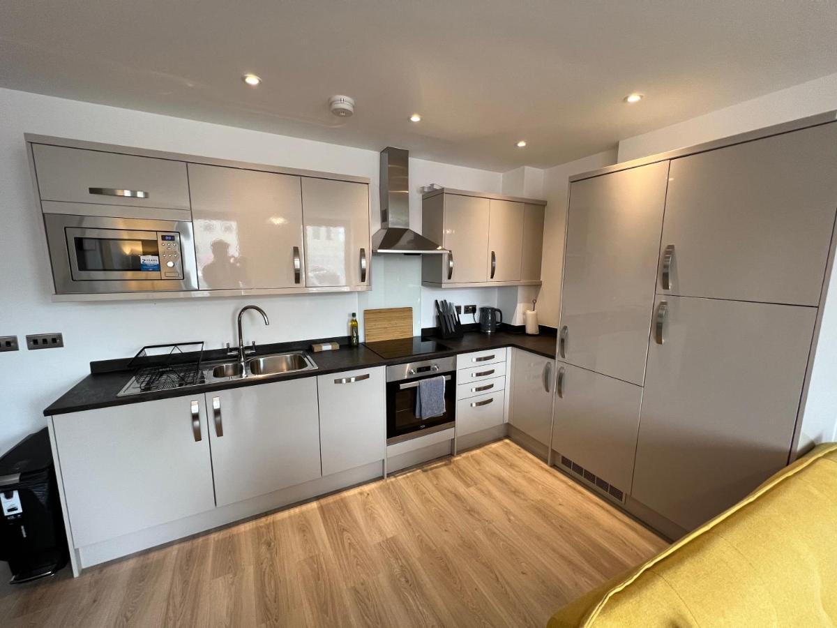 Modern 2 Bedroom Apt Sleeps 6 - Near Глостер Екстер'єр фото