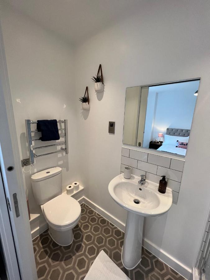 Modern 2 Bedroom Apt Sleeps 6 - Near Глостер Екстер'єр фото