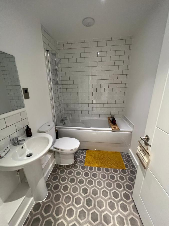 Modern 2 Bedroom Apt Sleeps 6 - Near Глостер Екстер'єр фото