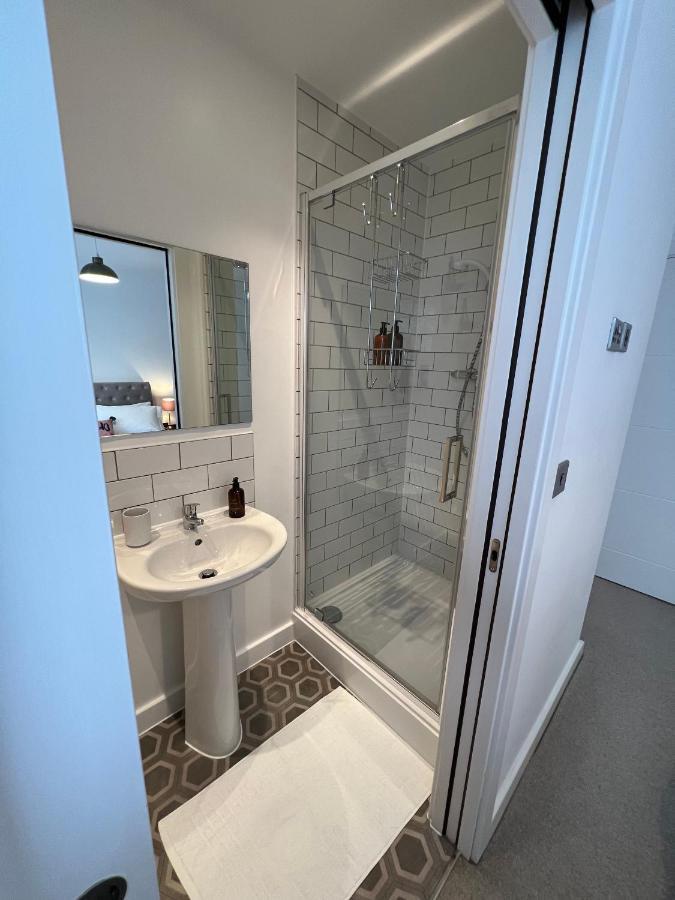 Modern 2 Bedroom Apt Sleeps 6 - Near Глостер Екстер'єр фото