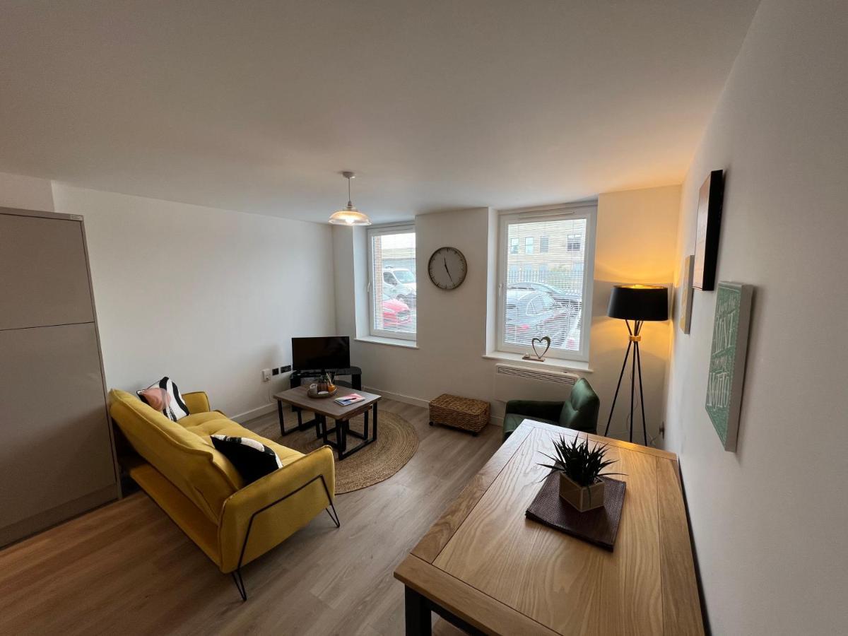 Modern 2 Bedroom Apt Sleeps 6 - Near Глостер Екстер'єр фото
