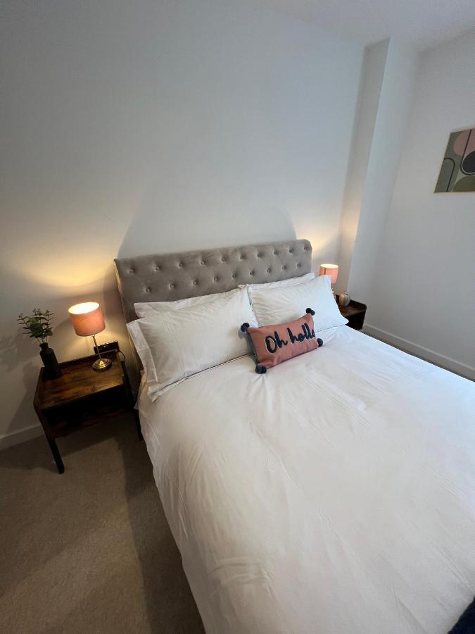 Modern 2 Bedroom Apt Sleeps 6 - Near Глостер Екстер'єр фото