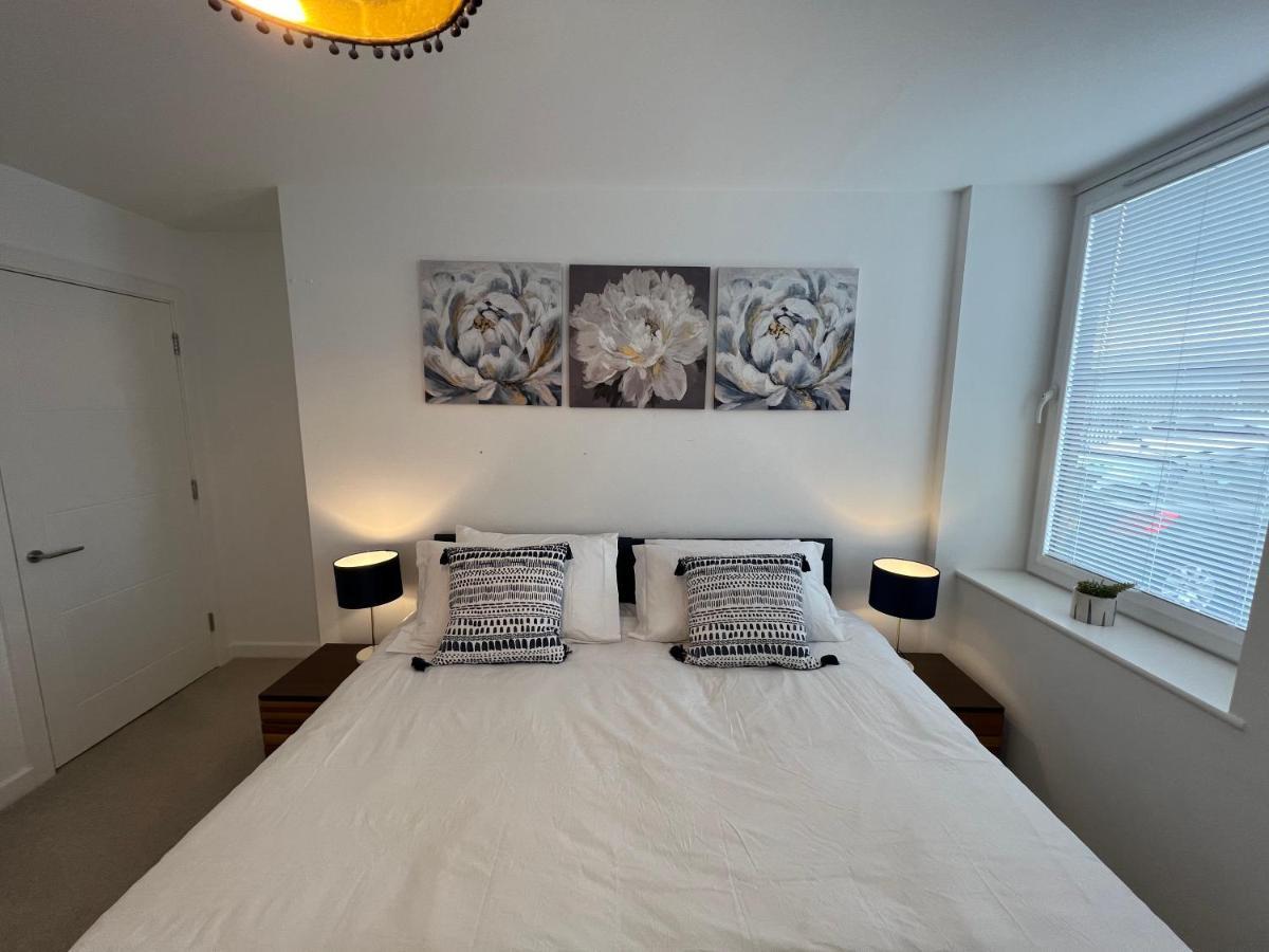 Modern 2 Bedroom Apt Sleeps 6 - Near Глостер Екстер'єр фото